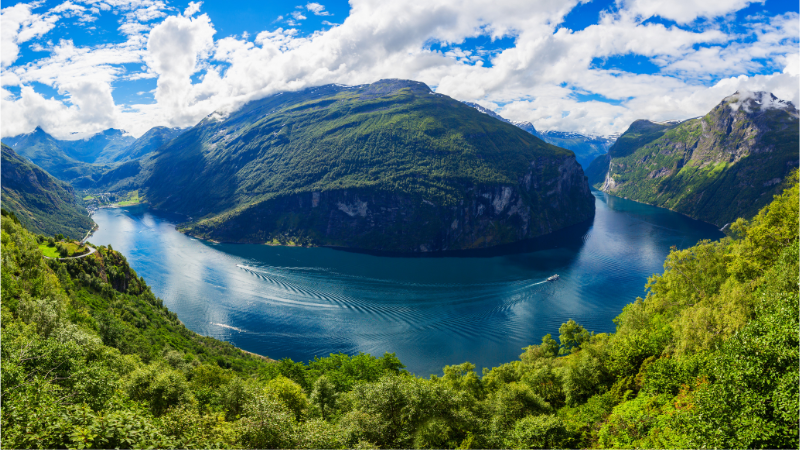Väldigt vacker fjord i Norge