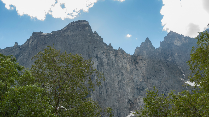 Trollveggen tornar upp sig över himlen