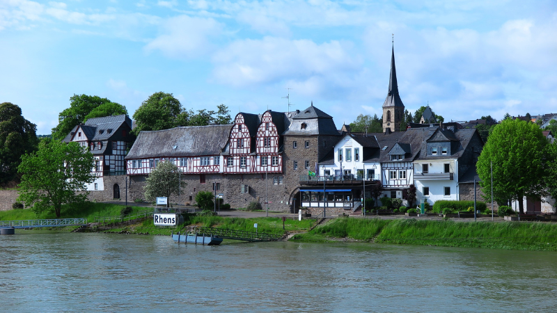 Vy från floden Rhein mot Rüdesheim