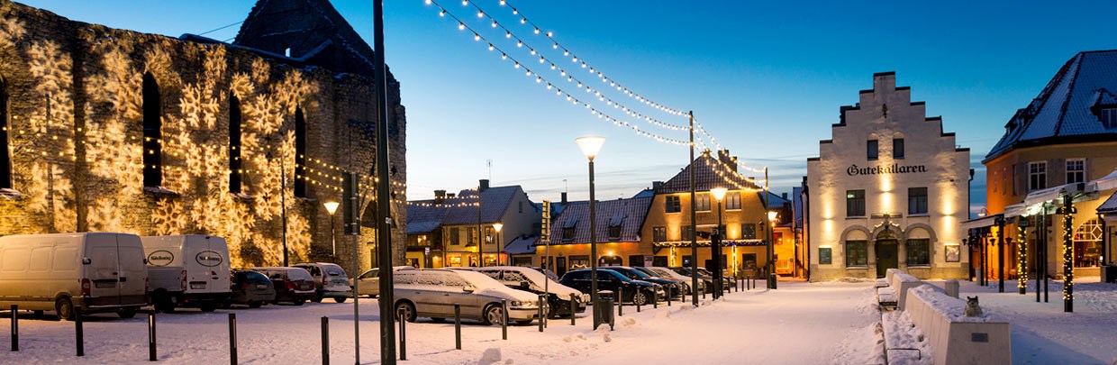 Ett vintrigt Visby täckt med snö